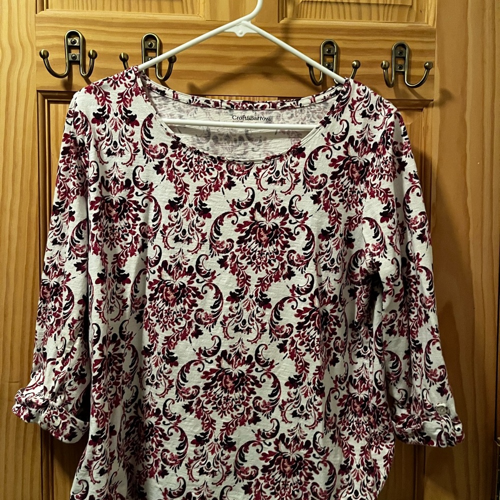 Women’s croft and borrow large top